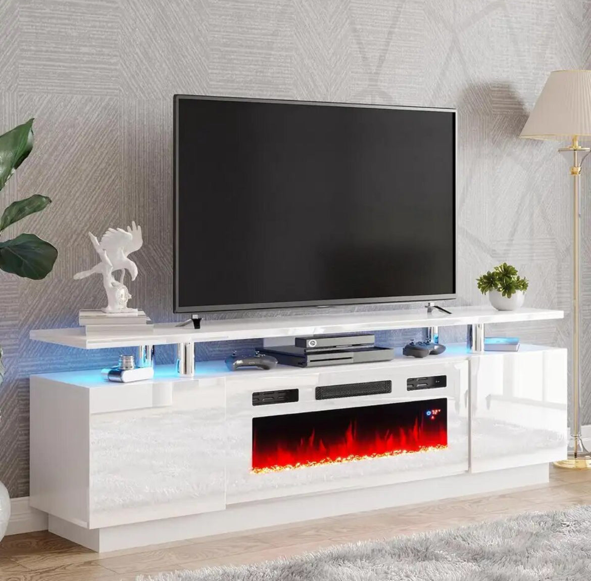 TV-Schrank mit Kamin inklusive