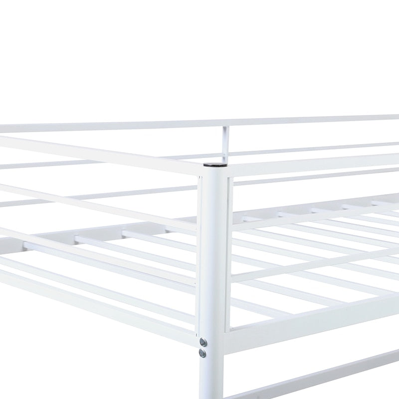 Zweibettzimmer über Vollmetall-Etagenbett mit Schreibtisch und Leiter