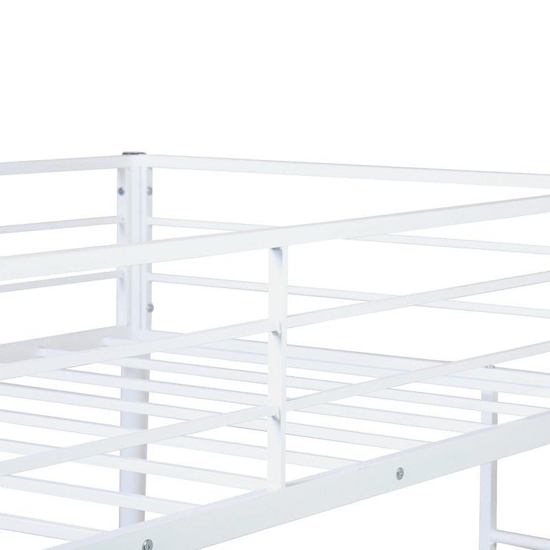 Zweibettzimmer über Vollmetall-Etagenbett mit Schreibtisch und Leiter