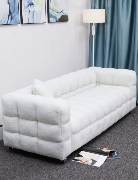Weißes Stoffsofa mit zwei Kissen