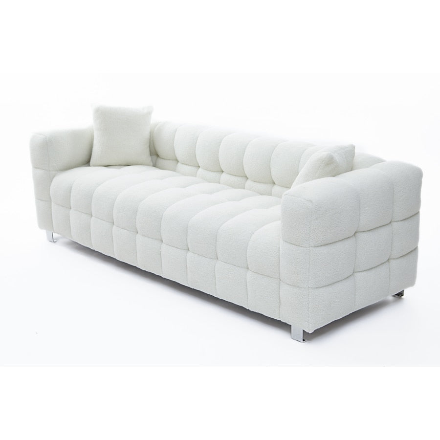 Weißes Stoffsofa mit zwei Kissen