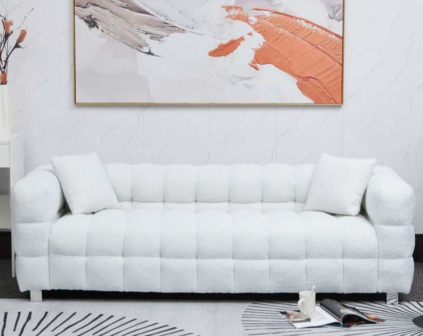 Weißes Stoffsofa mit zwei Kissen