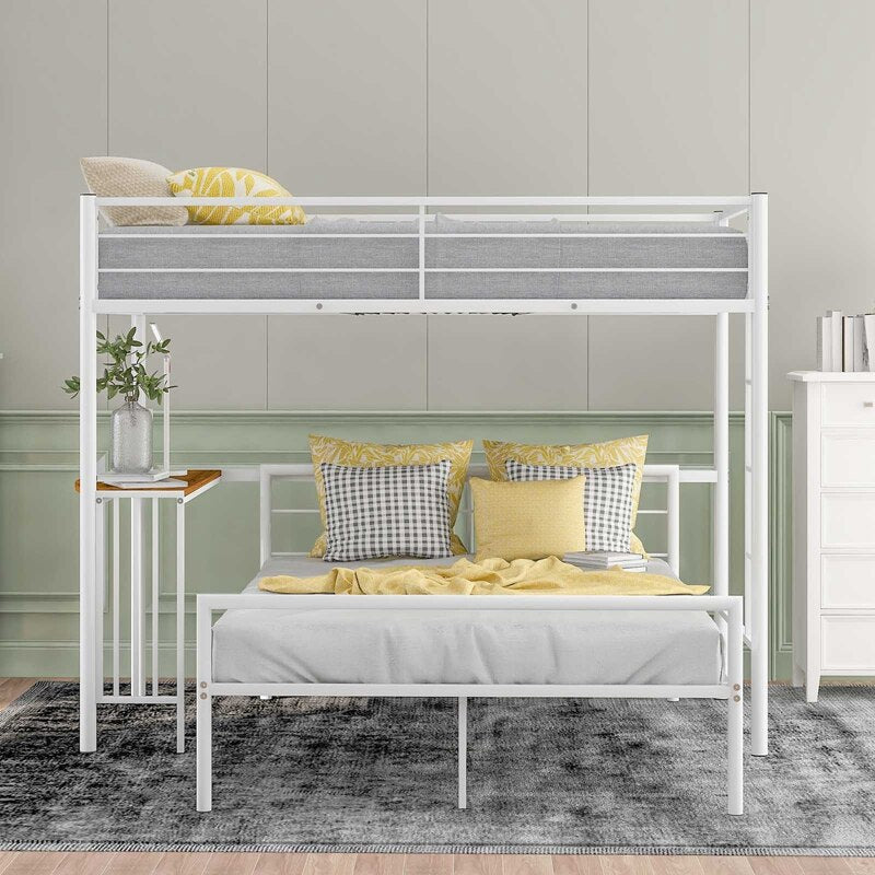 Zweibettzimmer über Vollmetall-Etagenbett mit Schreibtisch und Leiter